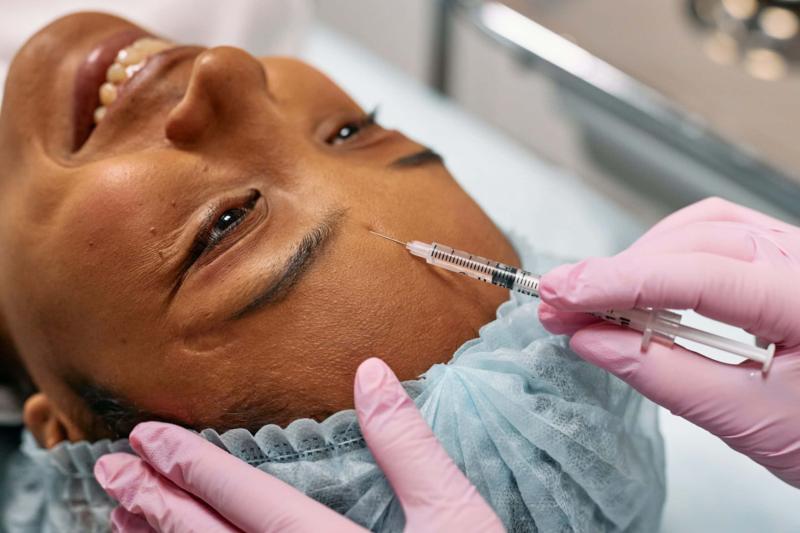 טיפול פנים פלזמה הוא טיפול מהפכני לטיפוח העור המשתמש בטכנולוגיית פלזמה למיצוק ומיצוק העור, שיפור המרקם והמראה שלו.