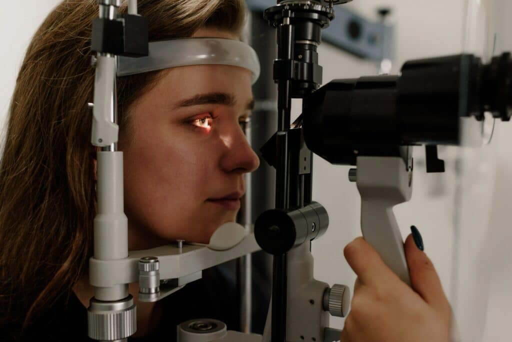 טיפולי אסתטיקה רפואת עיניים יכולים לשפר את מראה העיניים והאזורים מסביב, וליצור מראה צעיר ורענן יותר.